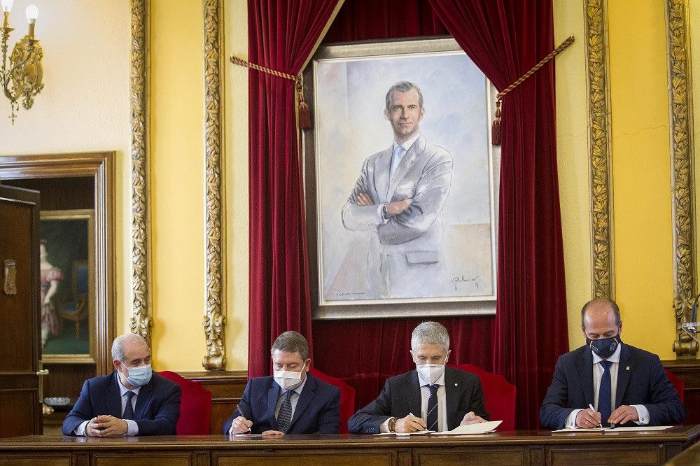 Grande-Marlaska y el alcalde de Guadalajara firman el protocolo que permitirá construir la nueva y moderna sede del GEO