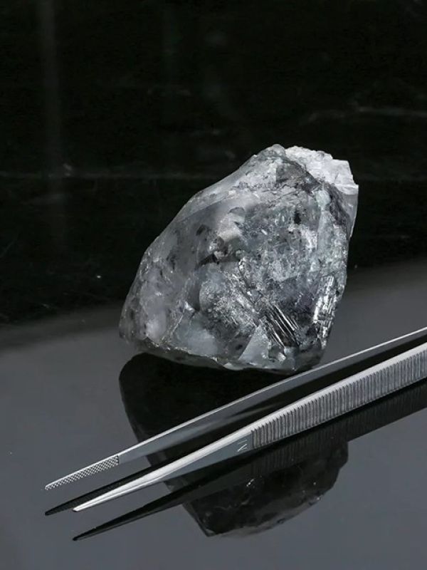 Un diamante extraído a 660 kilómetros bajo la superficie de la Tierra revela un entorno rico en agua