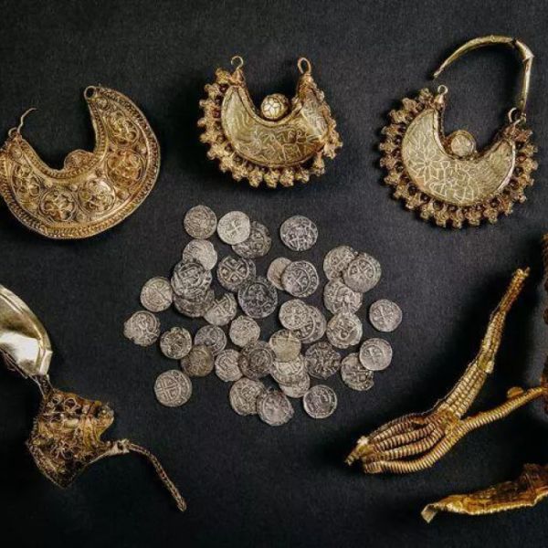 Encuentran un tesoro único de joyas medievales y monedas de plata en Países Bajos