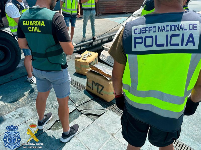Intervenidos casi 5.000 kilogramos de hachís cuando trataban de descargarlos en el puerto de Santa Pola