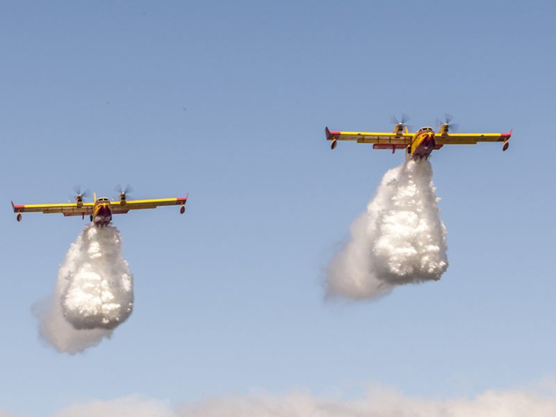 España envía a Túnez dos aviones "apagafuegos" para ayudar a combatir la ola de incendios
