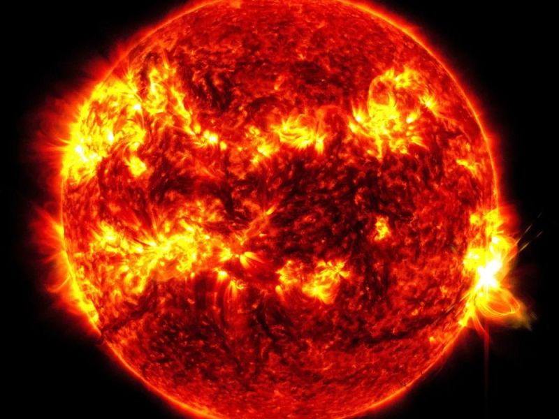 La nave espacial SDO de la NASA capturó esta imagen de una erupción solar, como se ve en el destello brillante de la derecha, el 14 de mayo de 2024. La imagen muestra un subconjunto de luz ultravioleta extrema que resalta el material extremadamente caliente en llamaradas y que está coloreado en rojo y amarillo. / NASA/SDO