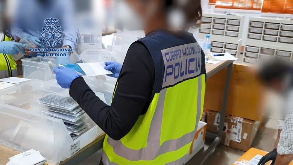 Intervenidos 7.743 componentes falsificados de telefonía de reconocidas marcas en Málaga