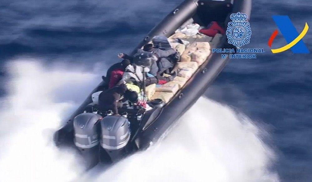 Detenidos los cinco tripulantes de una narcolancha cargada con 2.000 kilos de hachís tras una persecución de más de cinco horas en alta mar