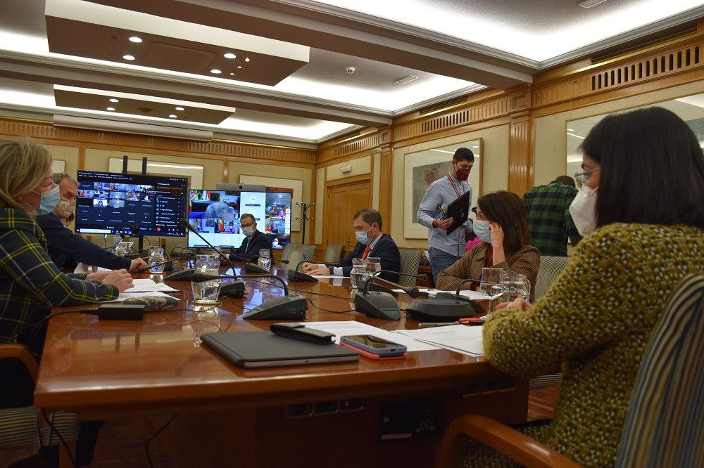 El CISNS aprueba eliminar la mascarilla en exteriores y aumenta el aforo en eventos deportivos