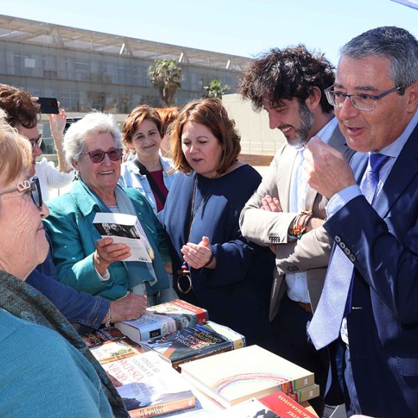 Dos bibliotecas itinerantes recorrerán los pueblos de Málaga para fomentar la lectura entre las personas mayores