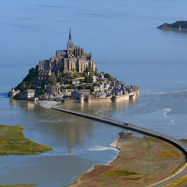 La abadía francesa de Mont-Saint-Michel cumple el milenio