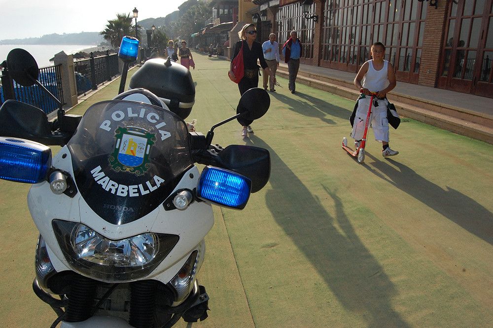 La Policía Local detiene a un individuo que sustrajo de madrugada la caja registradora de un establecimiento