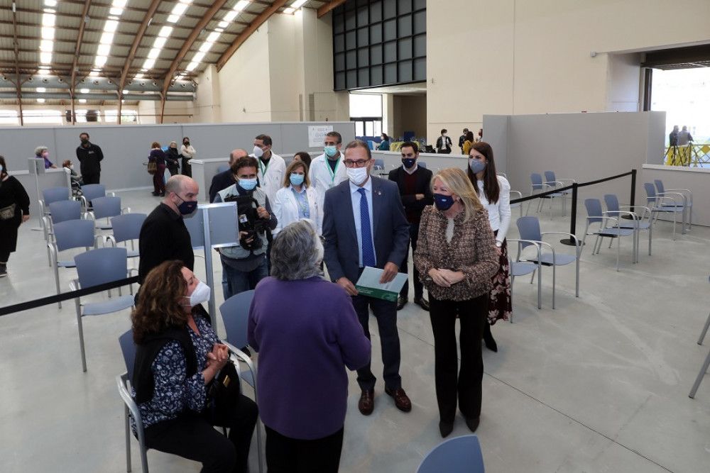 La alcaldesa insiste en la necesidad de acelerar el ritmo de vacunación para alcanzar un nivel de inmunidad que permita salvar el verano