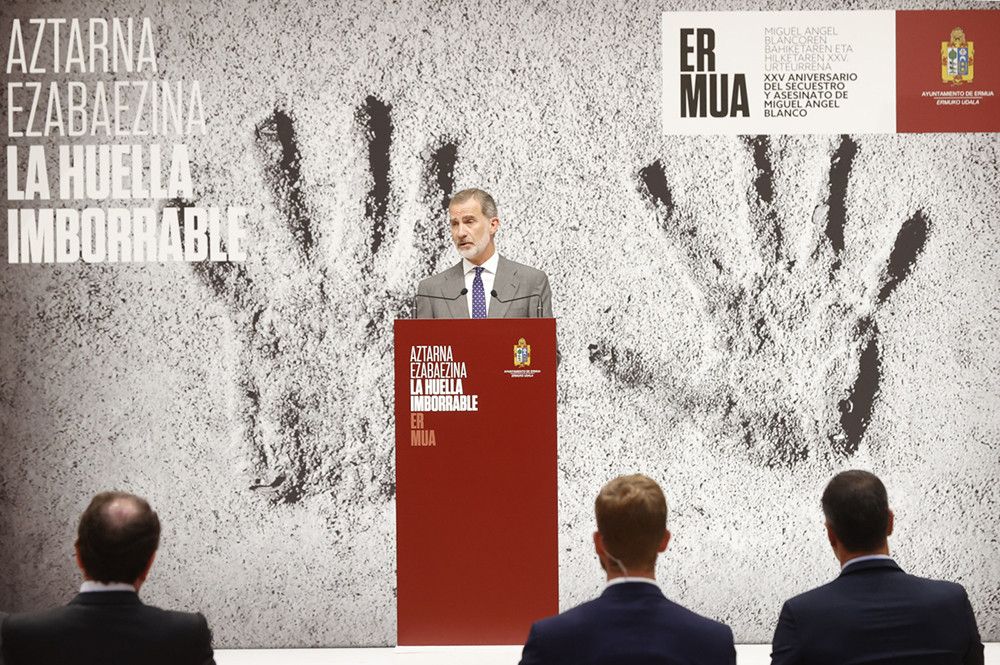El rey preside el homenaje por el veinticinco aniversario del asesinato de Miguel Ángel Blanco mientras Pedro Sánchez intenta que no se le vea demasiado