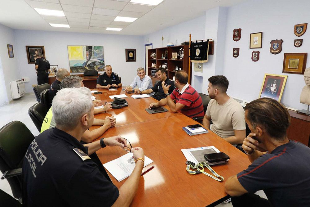 Reunión para organizar el dispositivo de seguridad del Reggaeton Beach Festival que se celebra este fin de semana