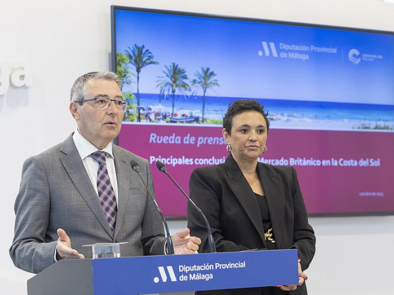 El presidente de la Diputación destaca la conexión aérea de la Costa del Sol con 17 ciudades del Reino Unido y subraya que los británicos alojados en la provincia representan el 70% de los de Andalucía y el 9% de España