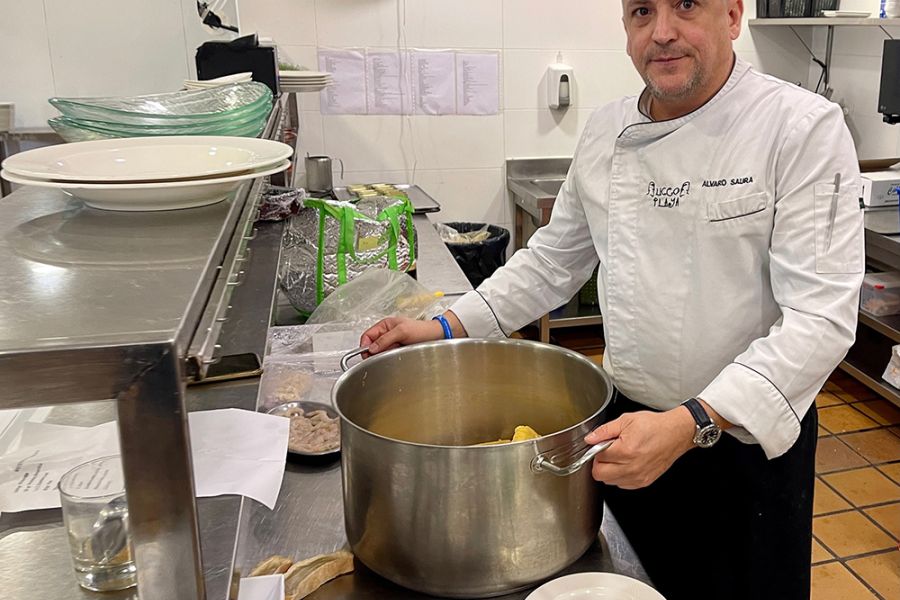 El boquerón victoriano viaja a Santoña, cuna de la anchoa en salazón, donde expertos exhiben sus posibilidades gastronómicas, seña de identidad en ambos destinos