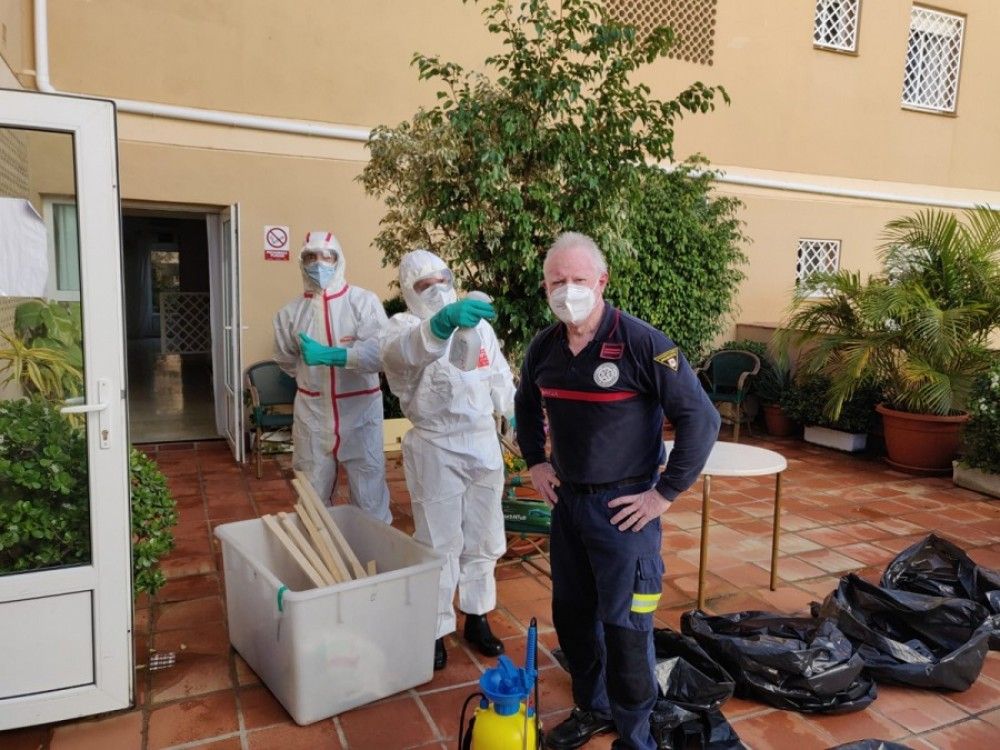 Los bomberos de Marbella trasladan a una residencia de ancianos del Rincón de la Victoria un modelo de actuación frente al COVID-19 aplicado en la ciudad