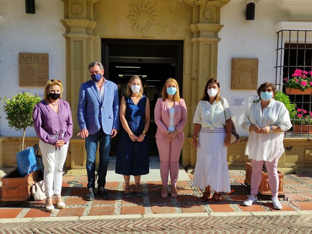 Visita de la directora general de Comercio de la Junta al Centro Comercial Abierto Casco Antiguo de Marbella