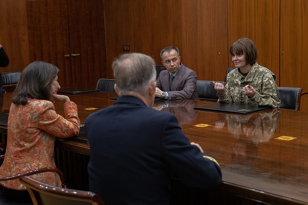 La ministra de Defensa recibe a la coronel del Ejército ucraniano encargada de coordinar el adiestramiento de los militares ucranianos en España