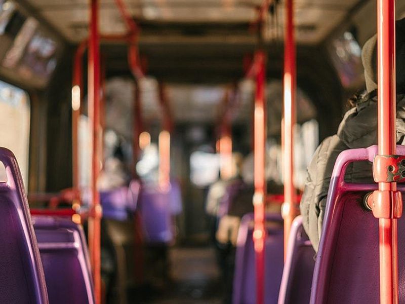El ministerio recibe el compromiso de las CCAA y de casi 140 entidades locales para rebajar un 50% el precio del transporte público