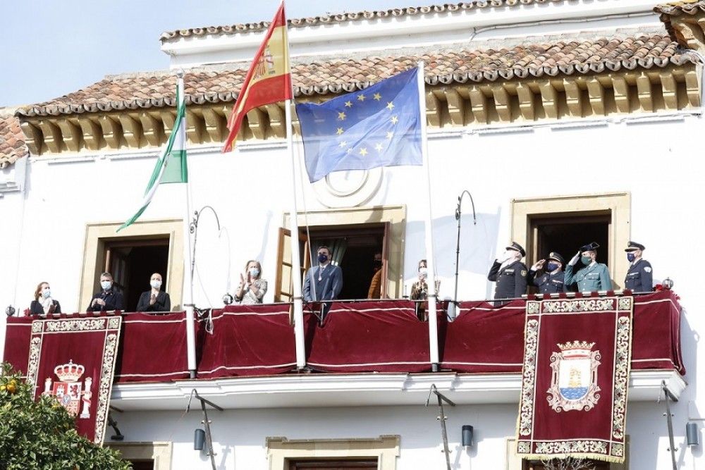 Izada de banderas en Marbella y San Pedro Alcántara por el Día de la Constitución