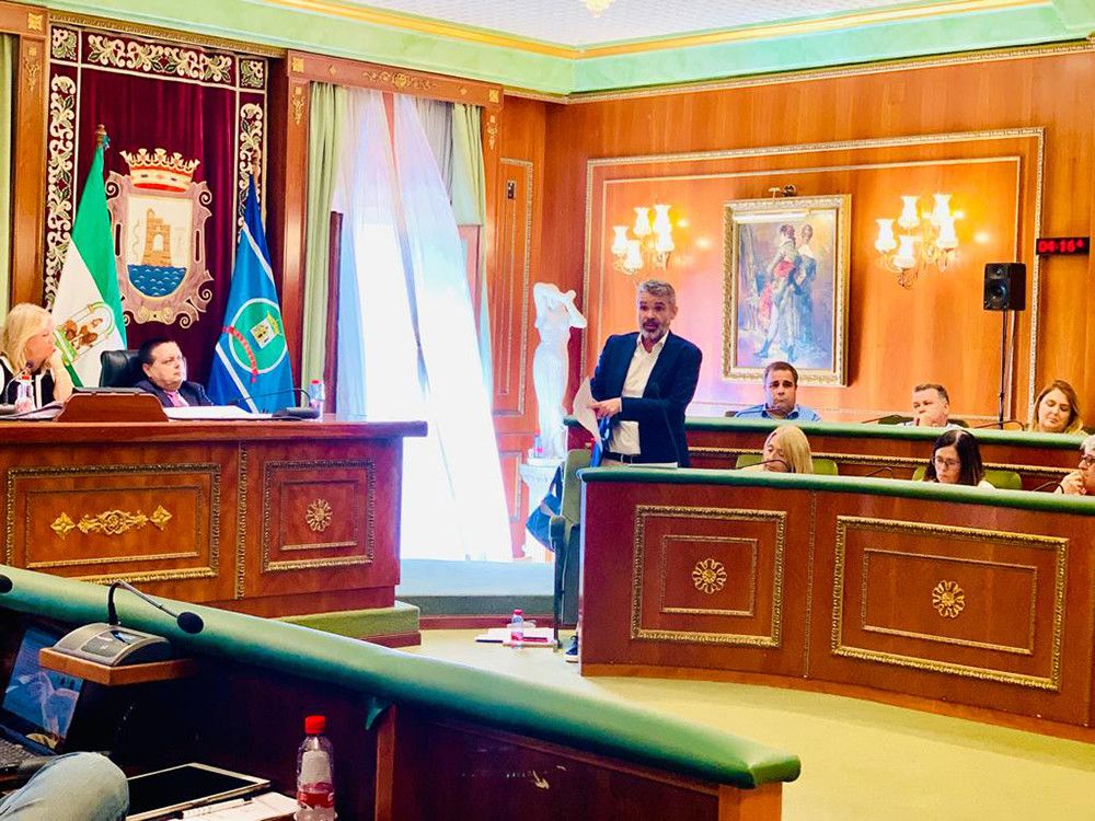 El PSOE critica que el PP vote en contra de apoyar al sector del taxi en Marbella contra el decreto que regula los VTC en Andalucía