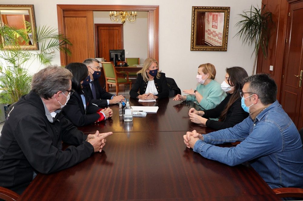 La alcaldesa se reúne con la nueva junta directiva de la Asociación de Alcohólicos Rehabilitados Sampedreña