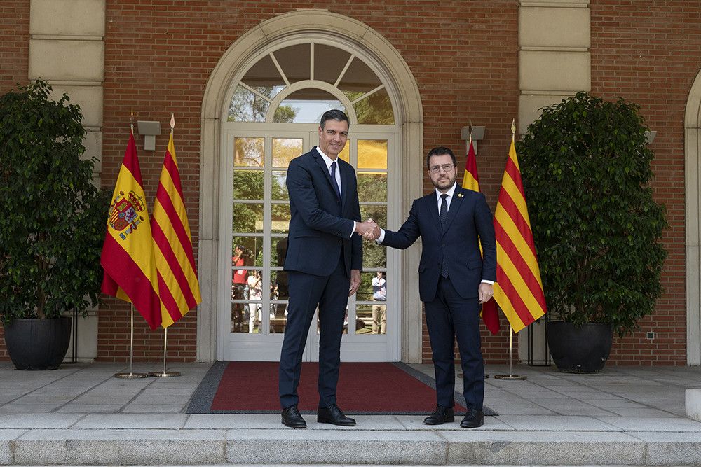 Pedro Sánchez intenta recuperar el apoyo de los independentistas catalanes reuniéndose con Pere Aragonès en La Moncloa