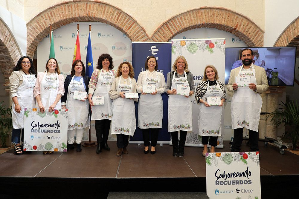 La alcaldesa destaca “la labor esencial y necesaria” que presta el servicio de ayuda a domicilio a través de Clece en la presentación de un recetario elaborado por una treintena de usuarios