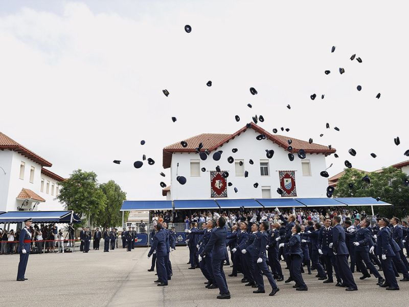 El rey preside la entrega de despachos en la Academia General del Aire de San Javier