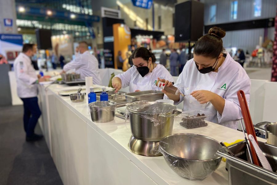 Antonio García y Cristian Ponce, de la escuela de hostelería CESHMA, ganadores del VIII Concurso Joven Chef Sabor a Málaga