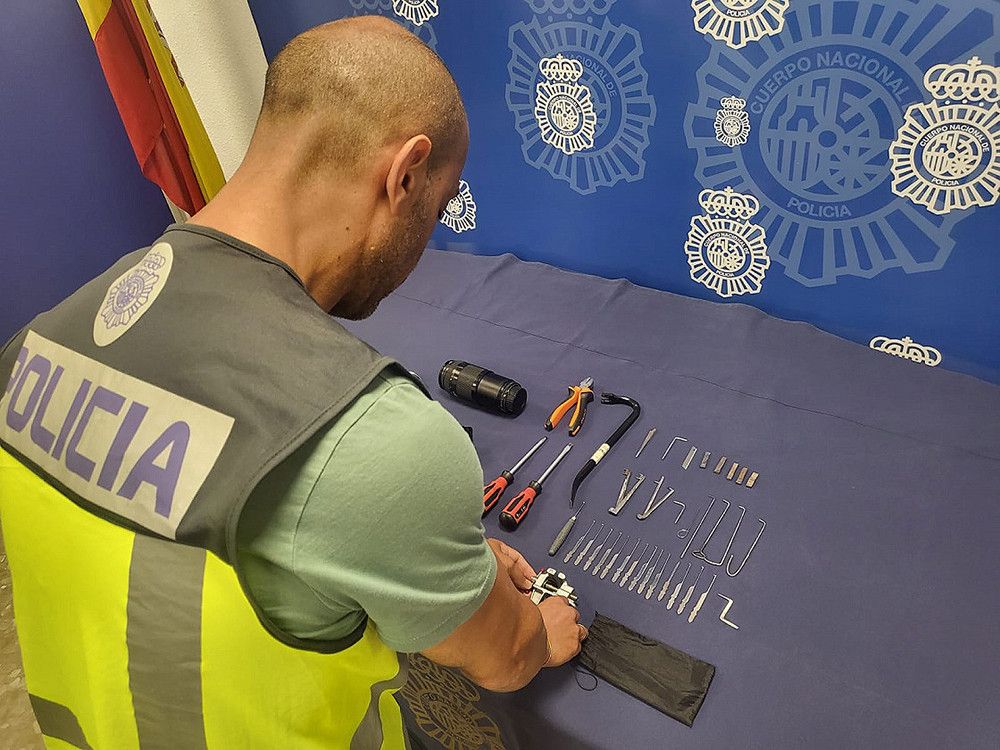 La Policía Nacional desarticula el centro de operaciones de unos asaltantes de casas en un piso del barrio malagueño de La Victoria