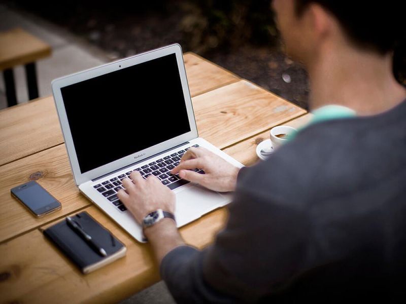 Consumo envía advertencias de sanción a webs por publicitar prostitución