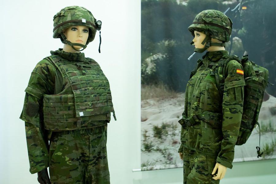 El Ejército dispone ya del nuevo chaleco antifragmentos diseñado para el personal femenino