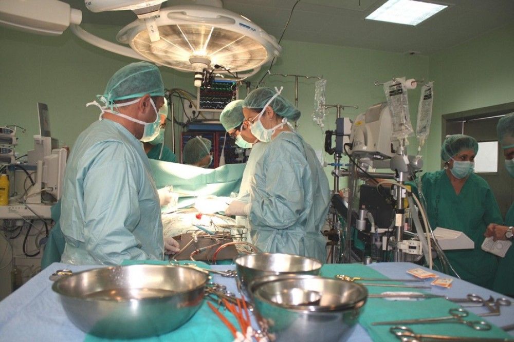 El Hospital Virgen de la Victoria traslada provisionalmente el equipo de Cirugía Cardíaca al Hospital Xanit Internacional de Benalmádena