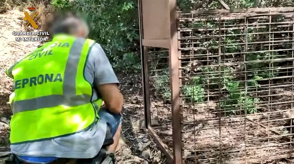 La Guardia Civil sorprende a dos personas colocando una jaula trampa y varios lazos para capturar animales en un campo de golf de Marbella