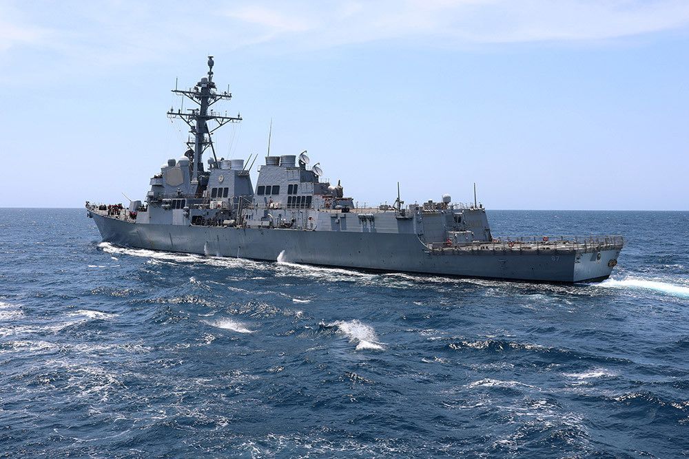 Un destructor norteamericano impide el secuestro de un mercante en el Golfo de Adén y detiene a los piratas