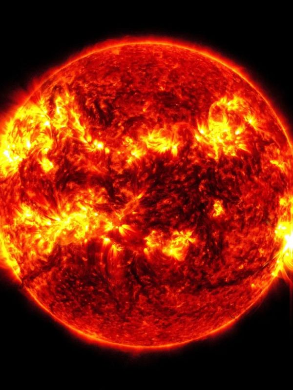 La nave espacial SDO de la NASA capturó esta imagen de una erupción solar, como se ve en el destello brillante de la derecha, el 14 de mayo de 2024. La imagen muestra un subconjunto de luz ultravioleta extrema que resalta el material extremadamente caliente en llamaradas y que está coloreado en rojo y amarillo. / NASA/SDO