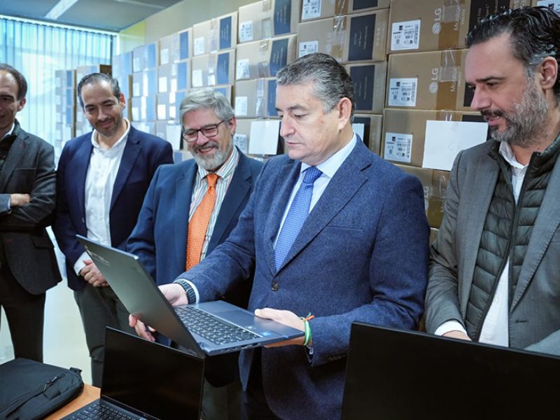 El consejero de Presidencia, Antonio Sanz, en la presentación de los nuevos equipos informáticos adquiridos para los empleados públicos de la Junta de Andalucía. / J. Andalucía