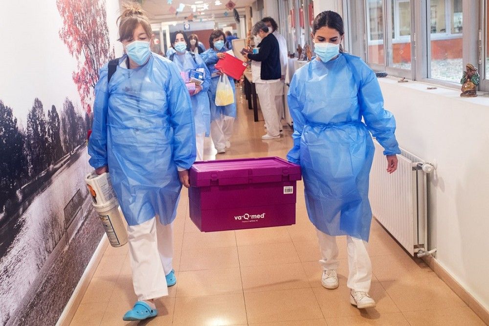 La campaña de vacunación contra el COVID-19 llega a su segundo mes en España con un total de 1.243.783 personas inmunizadas