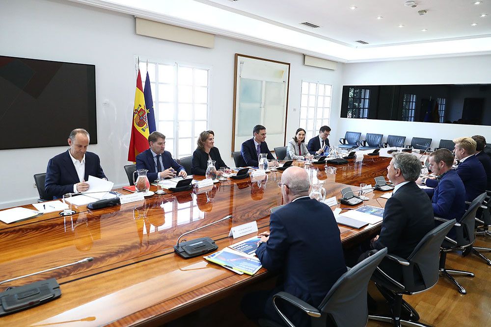 Pedro Sánchez se reúne con asociaciones del sector de la automoción y anuncia nuevas medidas para acelerar la movilidad eléctrica