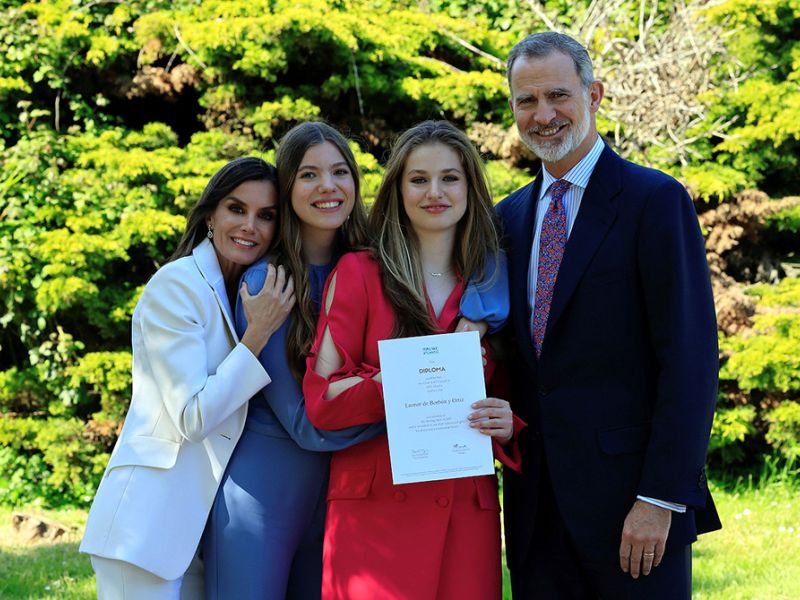 Los reyes asisten a la ceremonia de graduación de la princesa de Asturias en el UWC Atlantic College de Gales