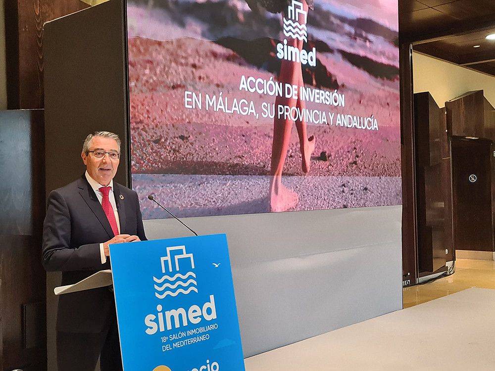 El presidente de la Diputación expone en Simed los proyectos de la institución provincial como un atractivo más para invertir en Málaga