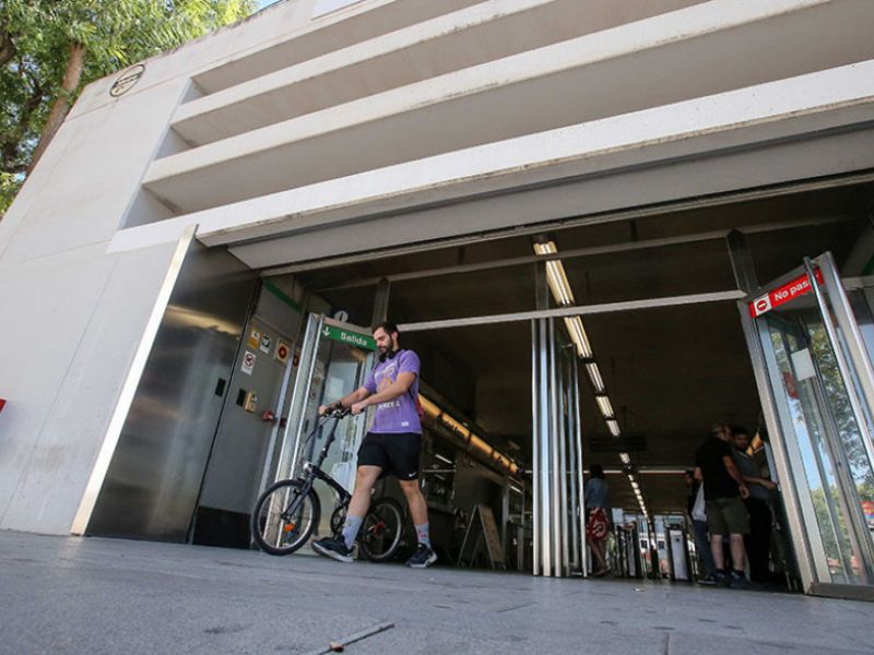 La Junta instalará aparcabicicletas seguros en los metros andaluces y el tranvía de la Bahía de Cádiz