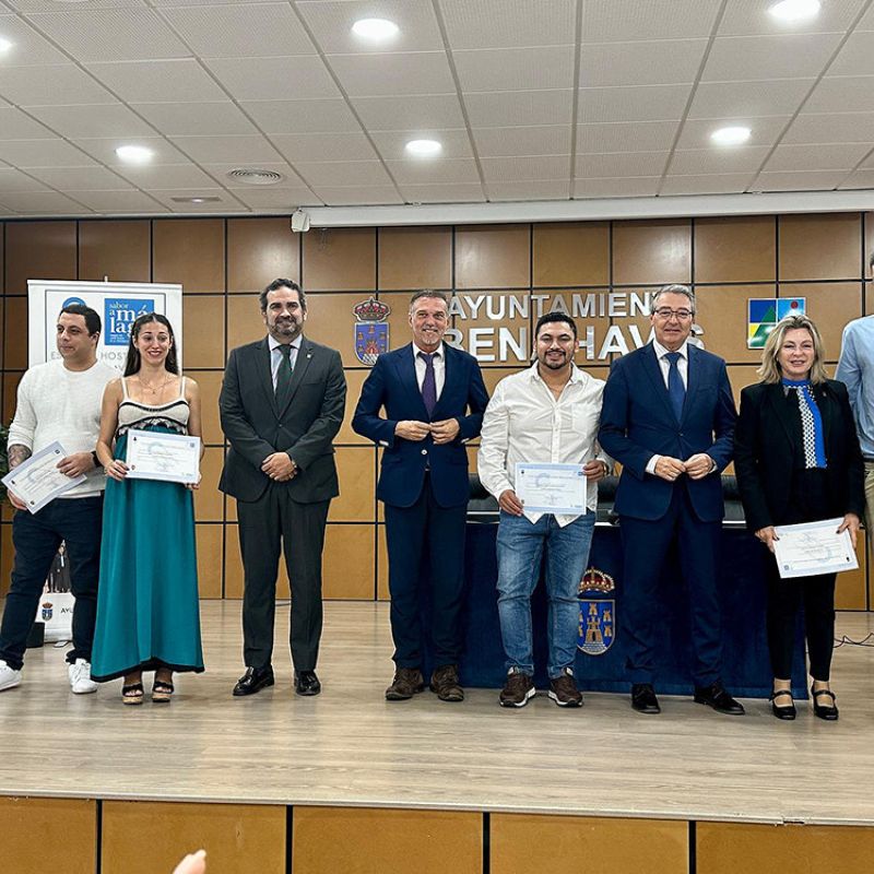 Los alumnos de los últimos cinco años de la Escuela de Hostelería Benahavís Sabor a Málaga recogen sus diplomas