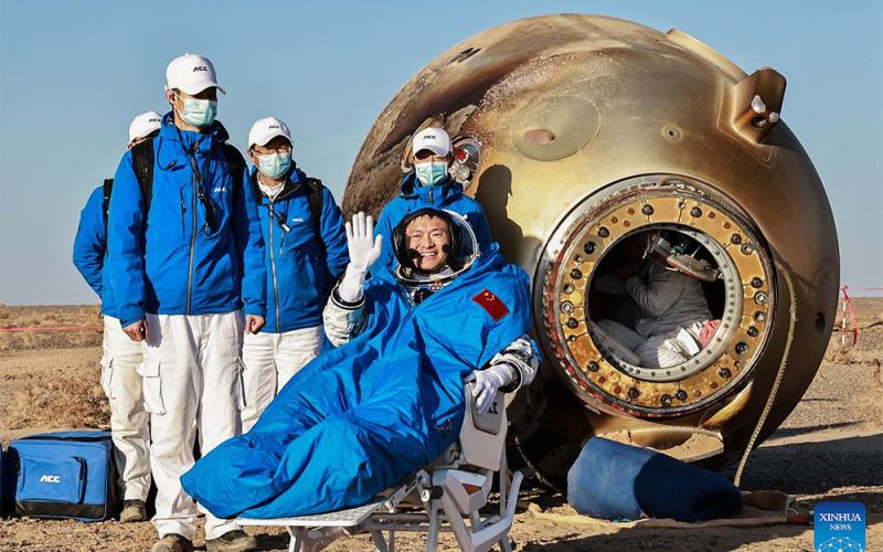 Los astronautas chinos regresan a la Tierra procedentes de la estación espacial que están construyendo