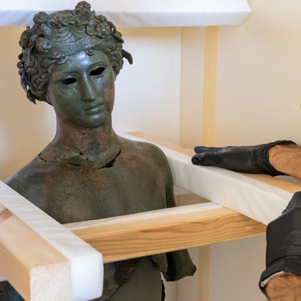 Los efebos de Pedro Abad viajan al Museo Reina Sofía tras su restauración en el IAPH