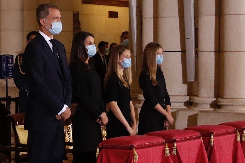 Los reyes presiden la misa por las víctimas del coronavirus mientras Pedro Sánchez se va a Portugal
