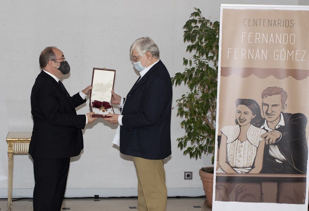 El ministro de Cultura entrega a la familia de Fernando Fernán Gómez la Gran Cruz de la Orden Civil de Alfonso X que el Gobierno le concedió en 2007