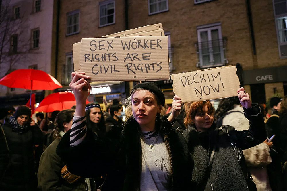 La banca británica excluye a políticos de "derechas" y a las trabajadoras sexuales