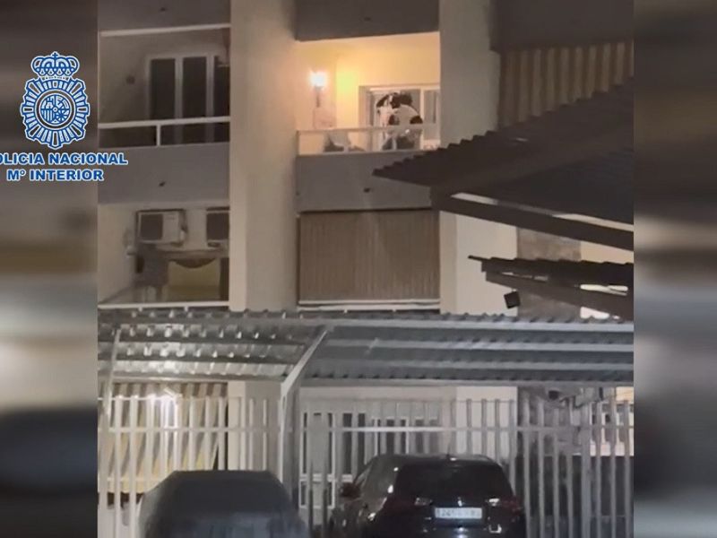 La Policía Nacional logra reducir y detener a un hombre armado tras sembrar el pánico en un piso turístico de Benalmádena