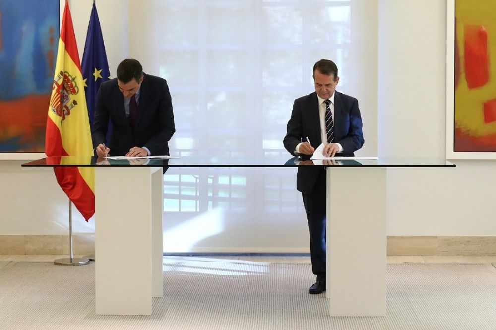 Pedro Sánchez firma con la FEMP el polémico acuerdo que parte en dos la España municipal