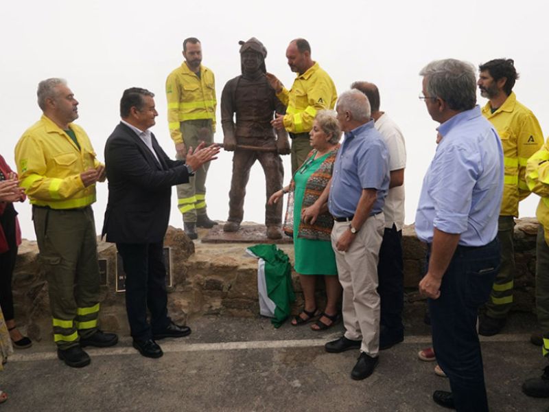 Una estatua en Sierra Bermeja homenajea al bombero forestal fallecido en el incendio de 2021